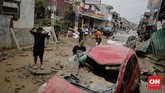 Sebagian besar kondisi mobil rusak. Mulai dari kaca pecah hingga bodi penyok dan baret akibat tertimpa mobil lainnya di sepanjang jalan perumahan tersebut. (CNN Indonesia/Adhi Wicaksono)