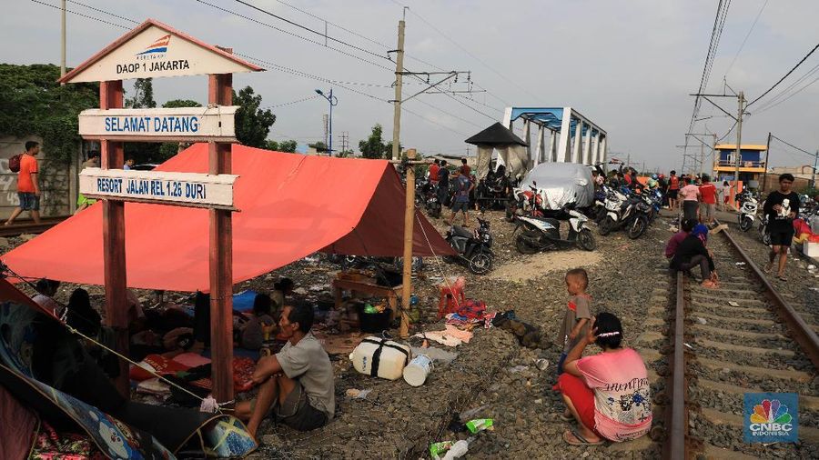 Suasana tenda pengungsi akibat banjir yang melanda kawasan kampung Klingkit, Rawa Buaya, Cengkareng, Jakarta Barat