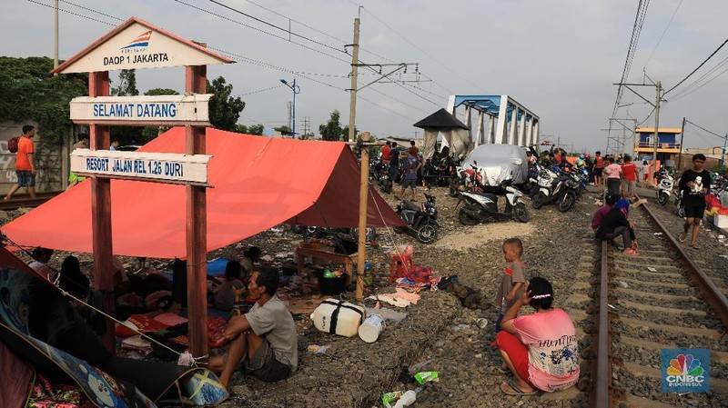 Suasana tenda pengungsi akibat banjir yang melanda kawasan kampung Klingkit, Rawa Buaya, Cengkareng, Jakarta Barat