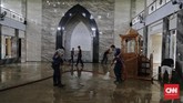Rumah ibadah ikut terendam banjir di Perumahan Pondok Gede Permai. Para korban banjir sempat dievakuasi ke beberapa lokasi. Sisanya sempat terjebak di rumah masing-masing dan mengungsi di rumah kerabat. (CNN Indonesia/Adhi Wicaksono)