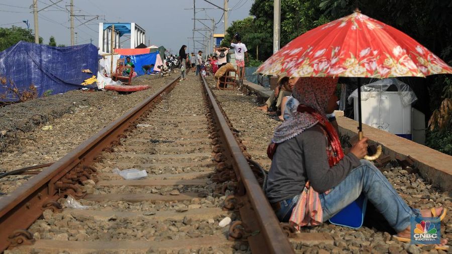 Suasana tenda pengungsi akibat banjir yang melanda kawasan kampung Klingkit, Rawa Buaya, Cengkareng, Jakarta Barat