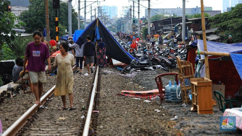 Suasana tenda pengungsi akibat banjir yang melanda kawasan kampung Klingkit, Rawa Buaya, Cengkareng, Jakarta Barat