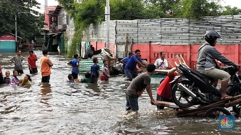 Banjir masih melanda ibukota hari ini, Jakarta Barat salah satunya masih terpantau tergenang hingga Jumat (3/20).