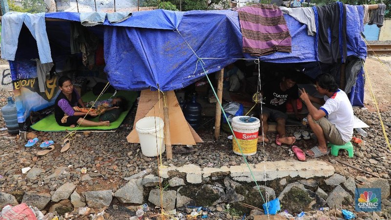 Suasana tenda pengungsi akibat banjir yang melanda kawasan kampung Klingkit, Rawa Buaya, Cengkareng, Jakarta Barat