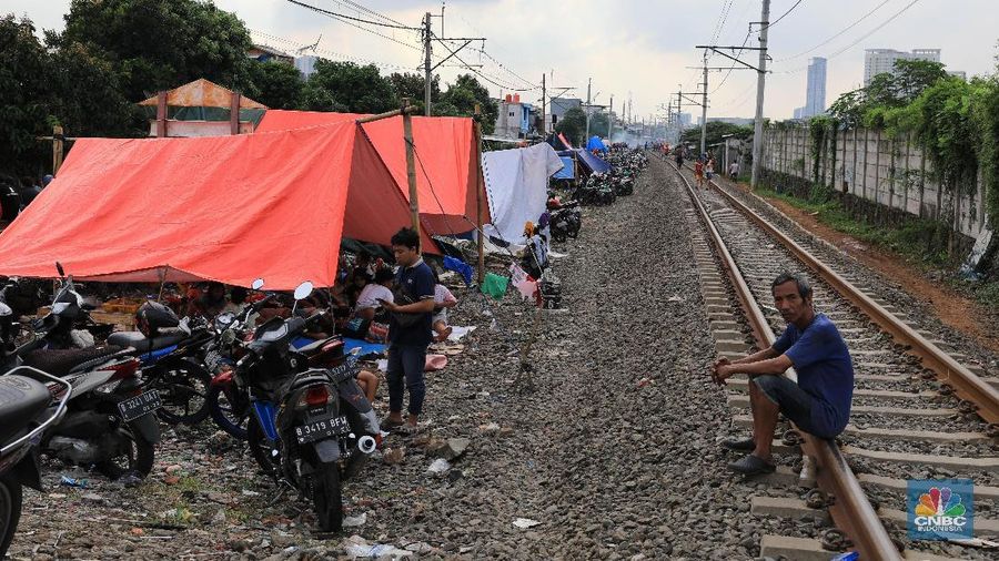 Suasana tenda pengungsi akibat banjir yang melanda kawasan kampung Klingkit, Rawa Buaya, Cengkareng, Jakarta Barat