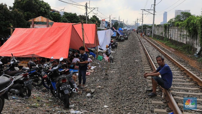 Suasana tenda pengungsi akibat banjir yang melanda kawasan kampung Klingkit, Rawa Buaya, Cengkareng, Jakarta Barat