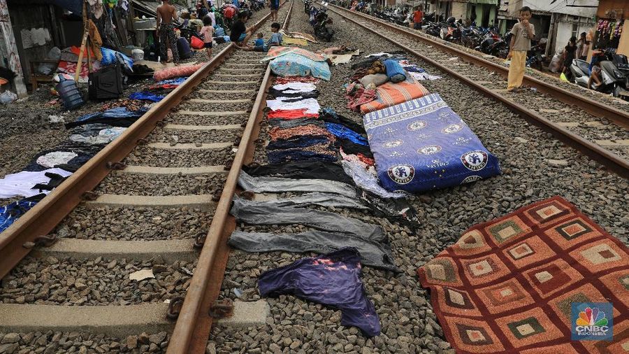 Suasana tenda pengungsi akibat banjir yang melanda kawasan kampung Klingkit, Rawa Buaya, Cengkareng, Jakarta Barat