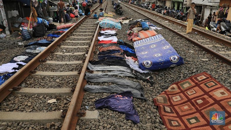 Suasana tenda pengungsi akibat banjir yang melanda kawasan kampung Klingkit, Rawa Buaya, Cengkareng, Jakarta Barat