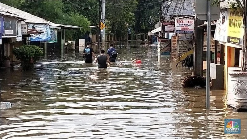 Banjir masih melanda ibukota hari ini, Jakarta Barat salah satunya masih terpantau tergenang hingga Jumat (3/20).