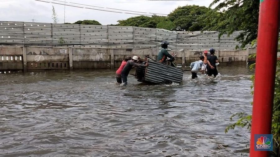 Banjir masih melanda ibukota hari ini, Jakarta Barat salah satunya masih terpantau tergenang hingga Jumat (3/20).