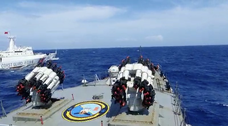 Presiden di atas KRI Usman Harun dengan latar belakang KRI Karel Sasuit Tubun yang sedang berlabuh di Puslabuh TNI AL di Selat Lampa. (Setpres/Agus Suparto)
