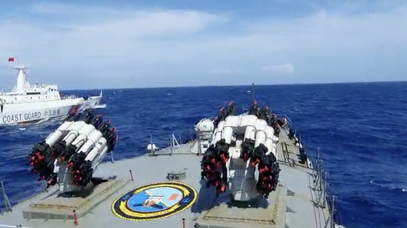 Presiden di atas KRI Usman Harun dengan latar belakang KRI Karel Sasuit Tubun yang sedang berlabuh di Puslabuh TNI AL di Selat Lampa. (Setpres/Agus Suparto)