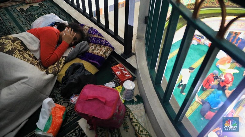 Melihat warga Ciledug Indah, Tangerang yang memenuhi masjid untuk mengungsi ditengah bencana banjir jakarta.