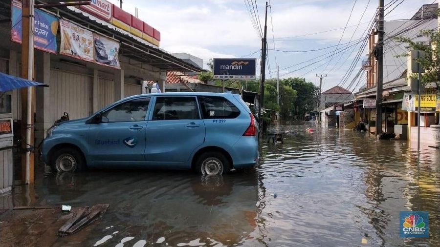 Banjir masih melanda ibukota hari ini, Jakarta Barat salah satunya masih terpantau tergenang hingga Jumat (3/20).