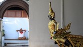 Seorang pemilik kapal tengah menunggu pelanggan di luar Museum Nasional Royal Barges di Bangkok pada (30/12) 2019. (Photo by Mladen ANTONOV / AFP)