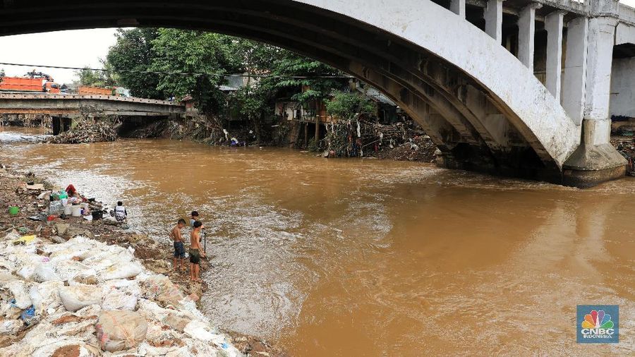Pemerintah pusat di bawah Presiden Jokowi melalui PUPR punya program penanggulangan banjir sejak 2015.