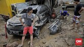 Belum ada pemilik mobil dan sepeda motor yang berupaya mengevakuasi kendaraan mereka. (CNN Indonesia/Adhi Wicaksono)