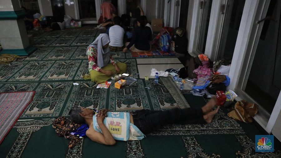 Melihat warga Ciledug Indah, Tangerang yang memenuhi masjid untuk mengungsi ditengah bencana banjir jakarta.