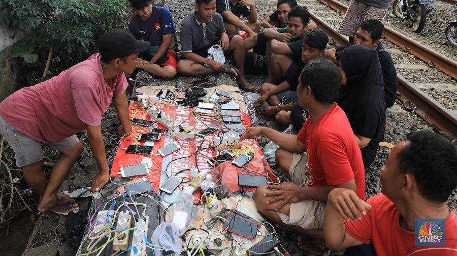 Suasana tenda pengungsi akibat banjir yang melanda kawasan kampung Klingkit, Rawa Buaya, Cengkareng, Jakarta Barat