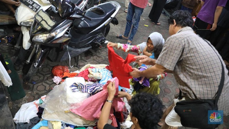 Melihat warga Ciledug Indah, Tangerang yang memenuhi masjid untuk mengungsi ditengah bencana banjir jakarta.