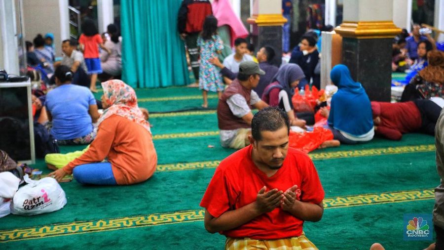 Melihat warga Ciledug Indah, Tangerang yang memenuhi masjid untuk mengungsi ditengah bencana banjir jakarta.