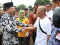 Korban Banjir Cium Tangan dan Minta Bantuan Tito Karnavian