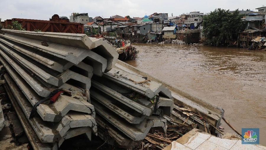 Pemerintah pusat di bawah Presiden Jokowi melalui PUPR punya program penanggulangan banjir sejak 2015.