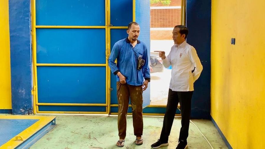 Presiden Joko Widodo (Jokowi) melakukan inspeksi mendadak ke fasilitas pompa air di Waduk Pluit, Penjaringan, Jakarta Utara