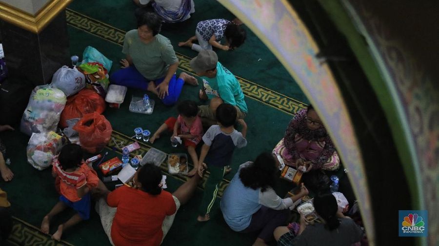 Melihat warga Ciledug Indah, Tangerang yang memenuhi masjid untuk mengungsi ditengah bencana banjir jakarta.