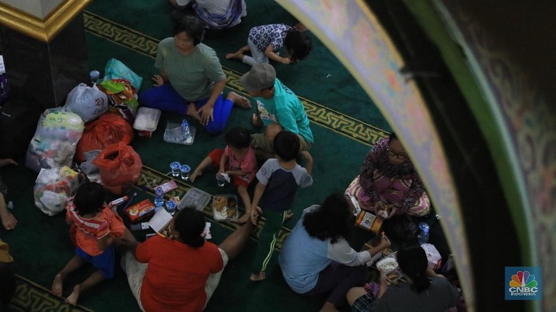 Melihat warga Ciledug Indah, Tangerang yang memenuhi masjid untuk mengungsi ditengah bencana banjir jakarta.