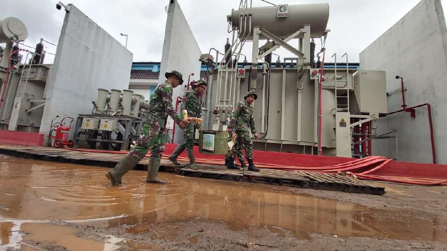Masih padamnya listrik sampai saat ini disebabkan oleh masih tergenangnya ribuan gardu, akibat banjir yang lebih luas dan susah surut dibanding sebelumnya. 