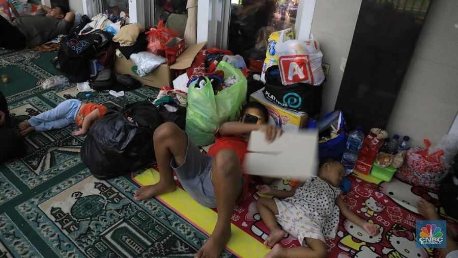 Melihat warga Ciledug Indah, Tangerang yang memenuhi masjid untuk mengungsi ditengah bencana banjir jakarta.