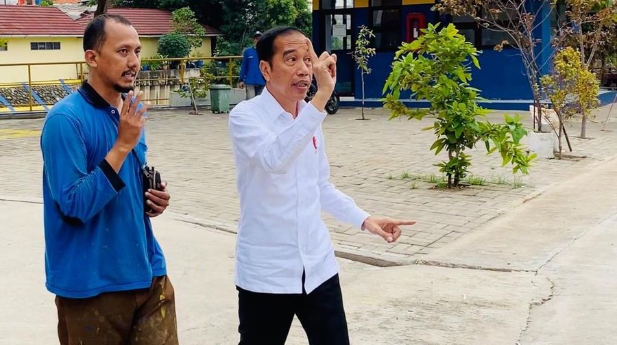 Presiden Joko Widodo (Jokowi) melakukan inspeksi mendadak ke fasilitas pompa air di Waduk Pluit, Penjaringan, Jakarta Utara