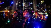 Salma dan Sabrina Wennekers menonton perayaan Tahun Baru sebelum tengah malam di Nathan Philips Square di Toronto, Selasa, (31/12). (Christopher Katsarov/The Canadian Press via AP)