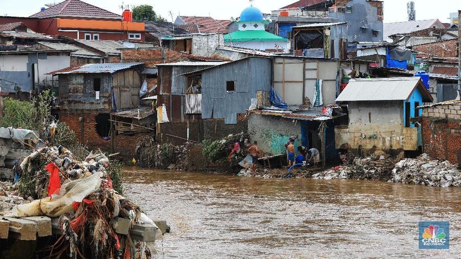 Pemerintah pusat di bawah Presiden Jokowi melalui PUPR punya program penanggulangan banjir sejak 2015.