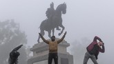 Warga yang tengah berolahraga di dalam taman di Amritsar, Senin (30/12). (Photo by NARINDER NANU / AFP)