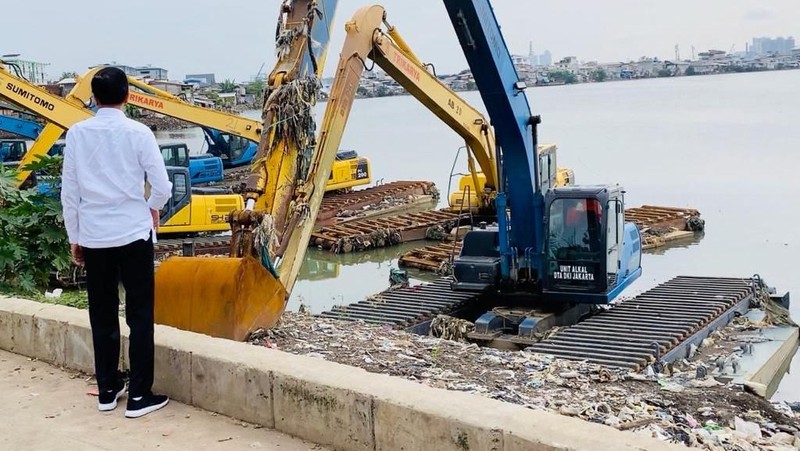 Presiden Joko Widodo (Jokowi) melakukan inspeksi mendadak ke fasilitas pompa air di Waduk Pluit, Penjaringan, Jakarta Utara