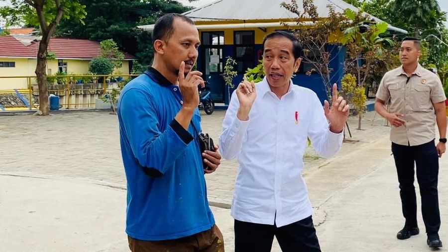 Presiden Joko Widodo (Jokowi) melakukan inspeksi mendadak ke fasilitas pompa air di Waduk Pluit, Penjaringan, Jakarta Utara