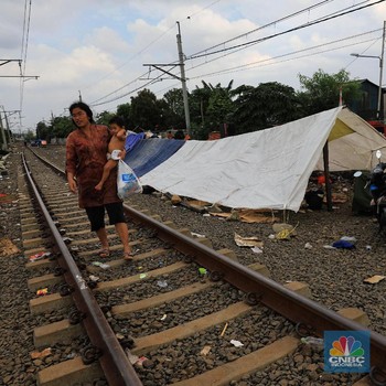 Korban Banjir Jakarta Mengungsi Hingga ke Rel Kereta Api