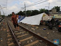 Korban Banjir Jakarta Mengungsi Hingga ke Rel Kereta Api