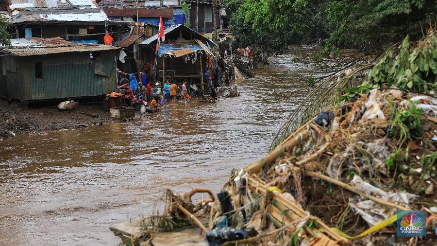 Pemerintah pusat di bawah Presiden Jokowi melalui PUPR punya program penanggulangan banjir sejak 2015.