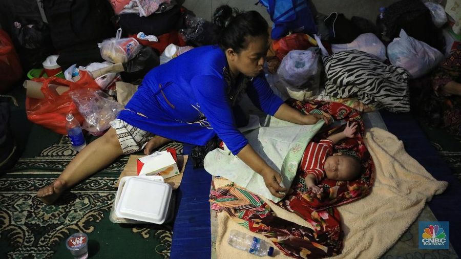 Melihat warga Ciledug Indah, Tangerang yang memenuhi masjid untuk mengungsi ditengah bencana banjir jakarta.