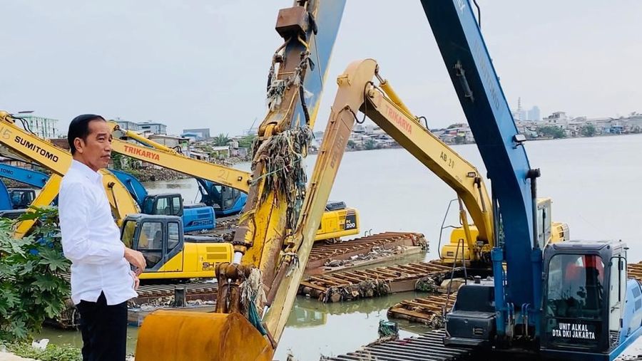 Presiden Joko Widodo (Jokowi) melakukan inspeksi mendadak ke fasilitas pompa air di Waduk Pluit, Penjaringan, Jakarta Utara