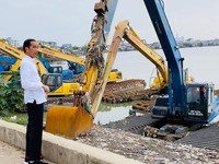 Tanpa Ditemani Anies, Ini Gaya Jokowi Sidak Pompa Waduk Pluit