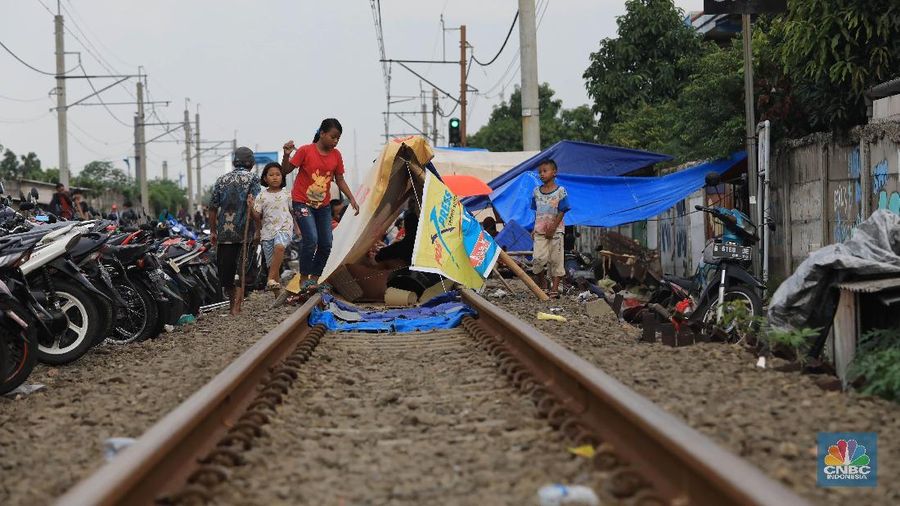 Suasana tenda pengungsi akibat banjir yang melanda kawasan kampung Klingkit, Rawa Buaya, Cengkareng, Jakarta Barat