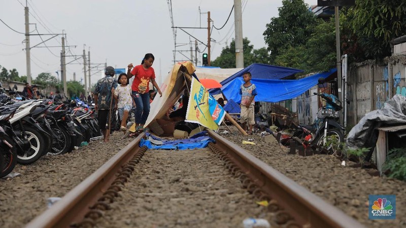 Suasana tenda pengungsi akibat banjir yang melanda kawasan kampung Klingkit, Rawa Buaya, Cengkareng, Jakarta Barat