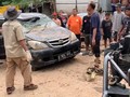 VIDEO: Warga Pondok Gede Permai Evakuasi Mobil Pascabanjir
