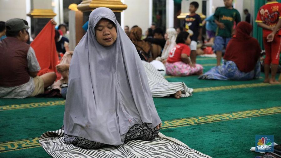 Melihat warga Ciledug Indah, Tangerang yang memenuhi masjid untuk mengungsi ditengah bencana banjir jakarta.