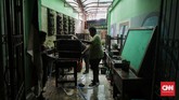 Badan Nasional Penanggulangan Bencana (BNPB) mencatat jumlah korban meninggal akibat banjir dan longsor di Jabodetabek, Banten, dan Jawa Barat per Sabtu (4/1) bertambah menjadi 53 orang. (CNN Indonesia/Adhi Wicaksono)