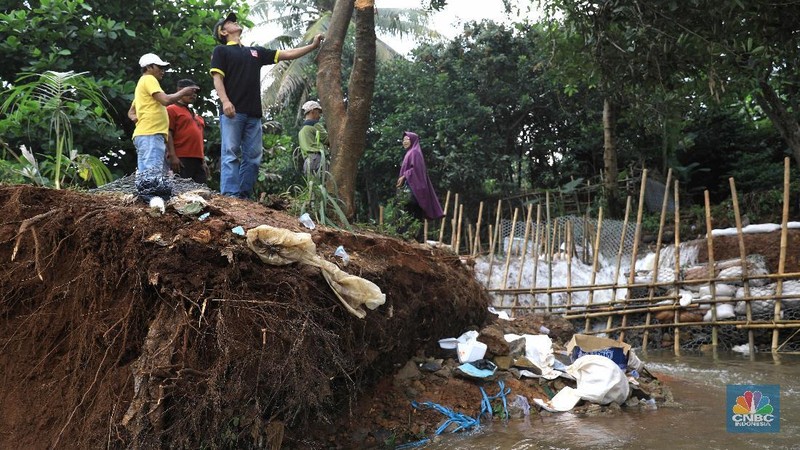 Perumahan Puri Citayam Permai 2 di Bojonggede, Kabupaten Bogor, Jawa Barat, terkena dampak tanggul jebol beberapa hari lalu.